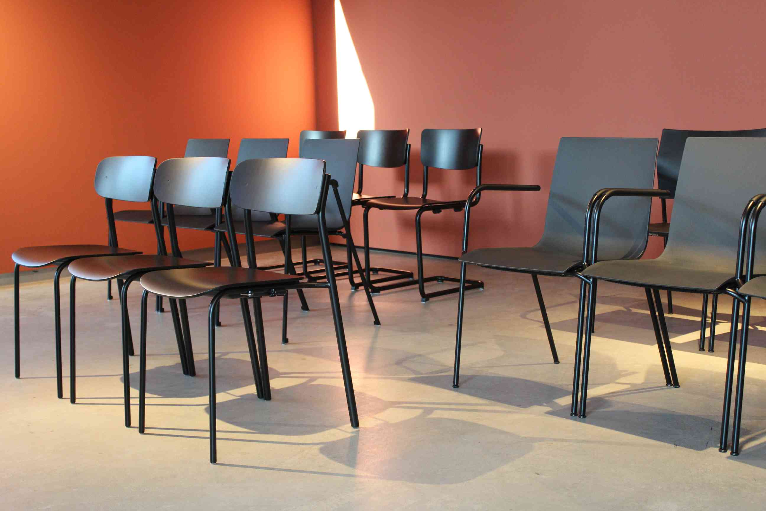 S 243 Thonet Stahlrohr Stuhl in Olivgrün, minimalistisches Design, Sitzmöbel für Esszimmer und Büro.