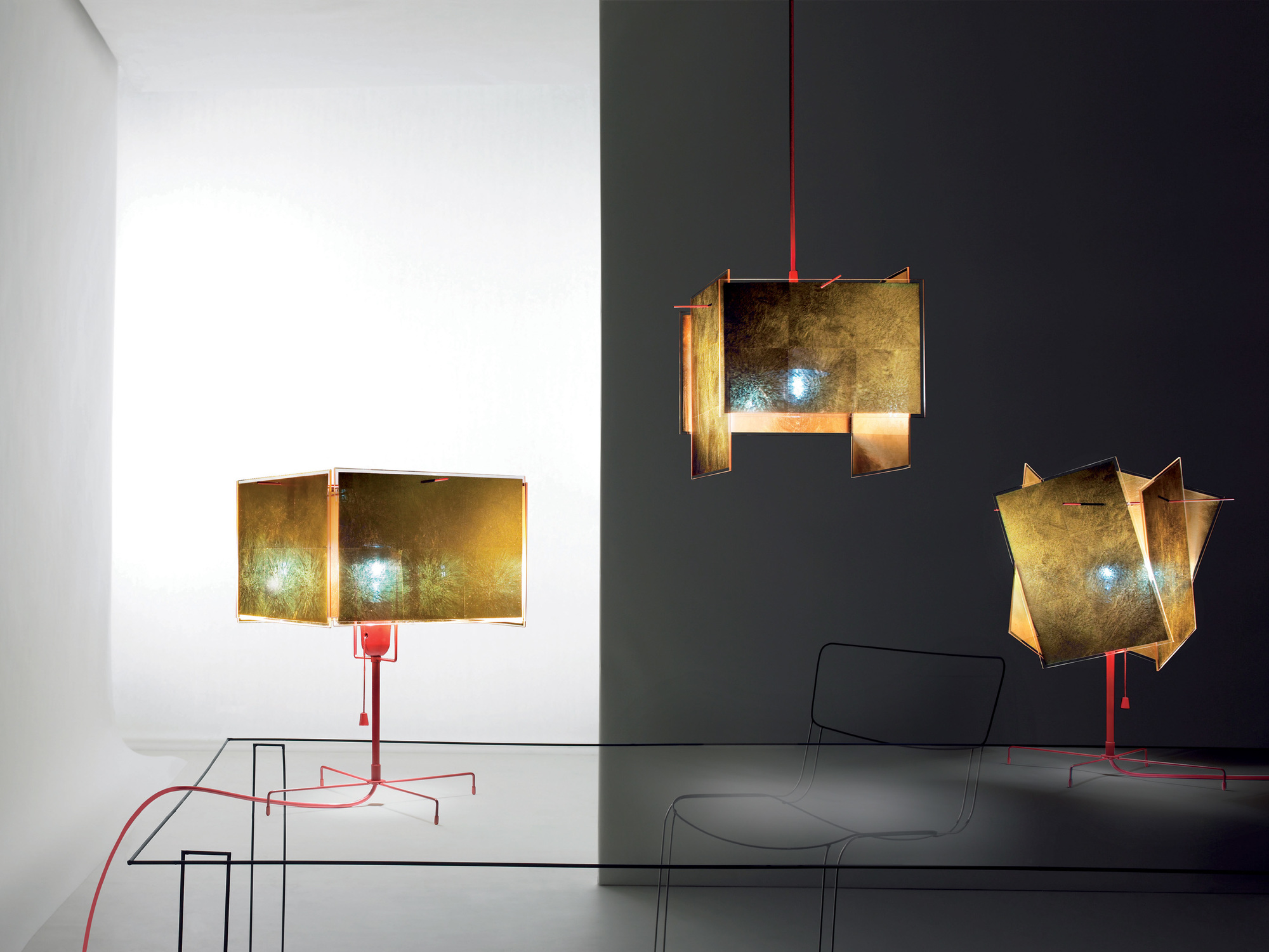 Ingo Maurer Lampe: 24 Karat Blau Hängeleuchte und Tischleuchten mit Blattgold-Elementen.