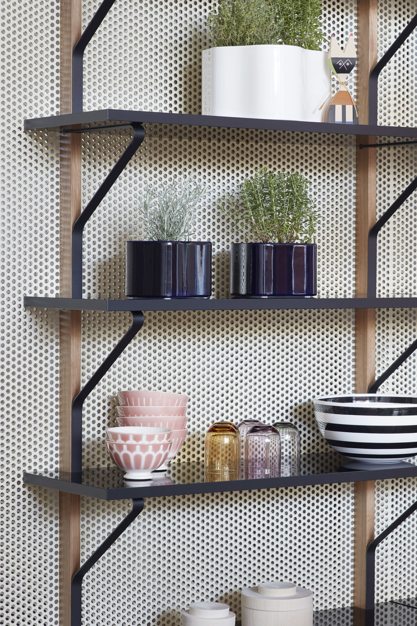 Regal mit Deko-Objekten, Pflanzen und einer Vitra Wooden Doll Holzfigur, geeignet für Wohnzimmer und Büro.