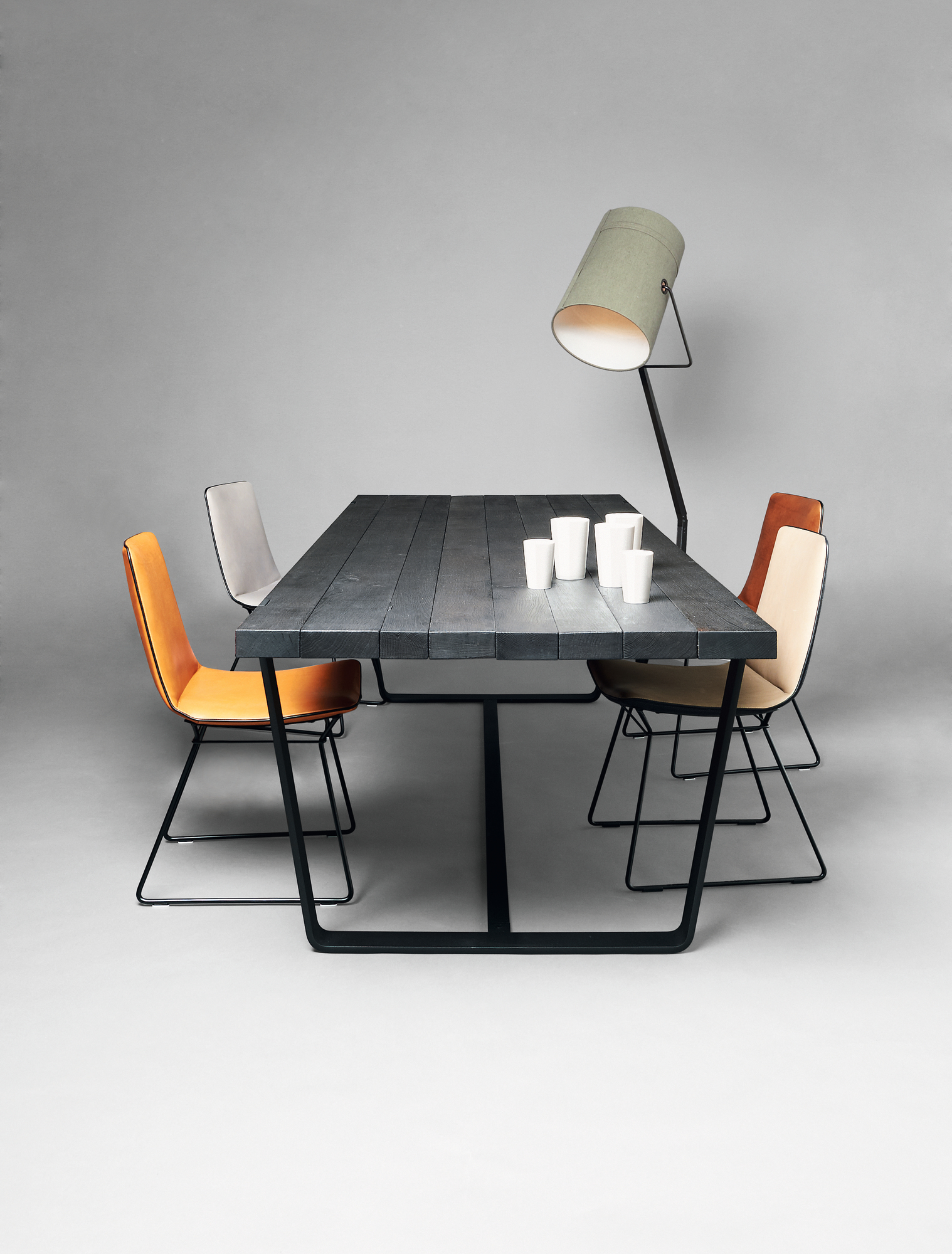 BB 11 Clamp Tisch von Janua aus Eiche, geölt, mit Stühlen und Stehlampe im Raum.