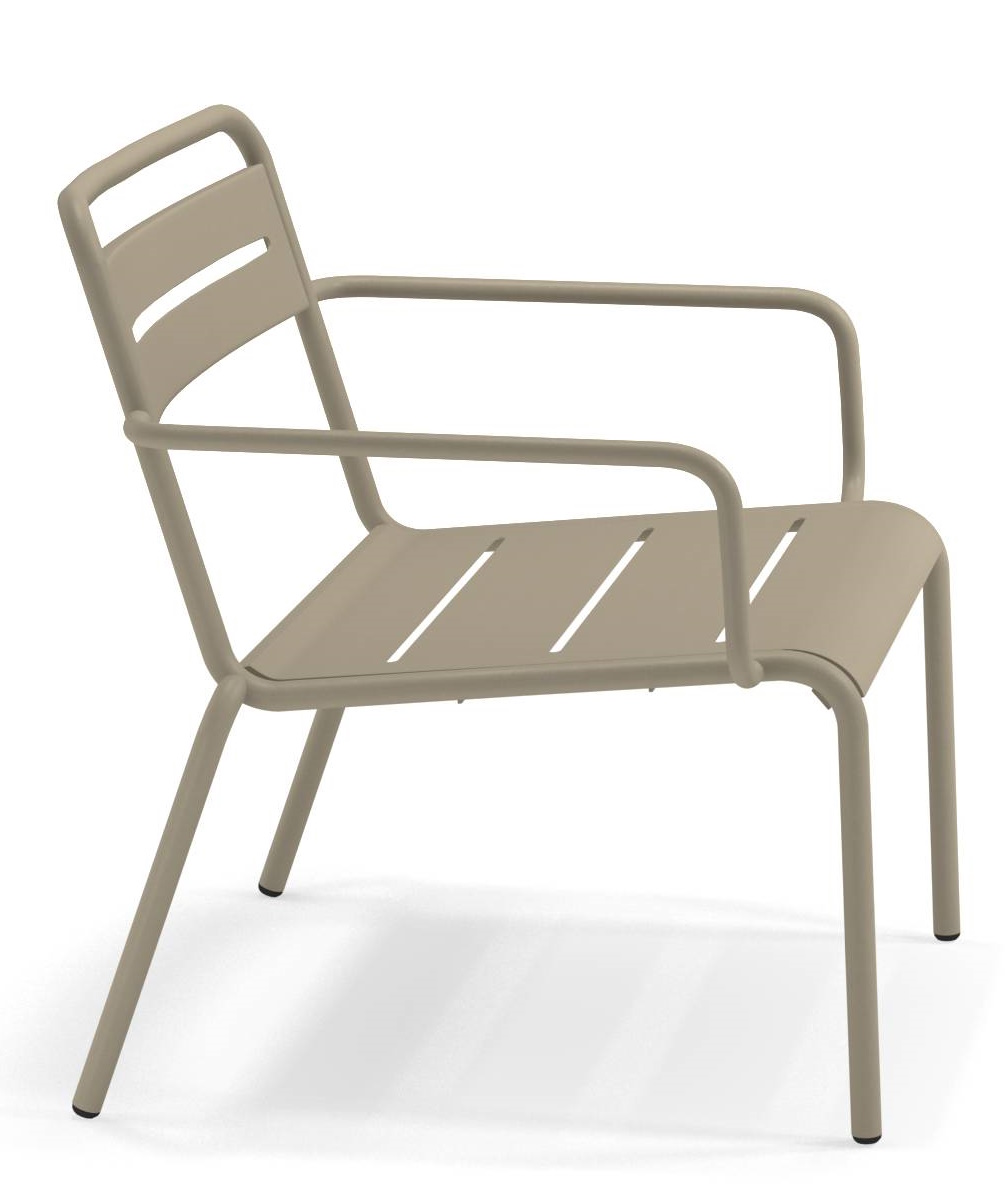 Star Lounge Chair Sessel Outdoor Emu, beiger Metall-Gartensessel mit Armlehnen und Lattenmuster, Seitenansicht.
