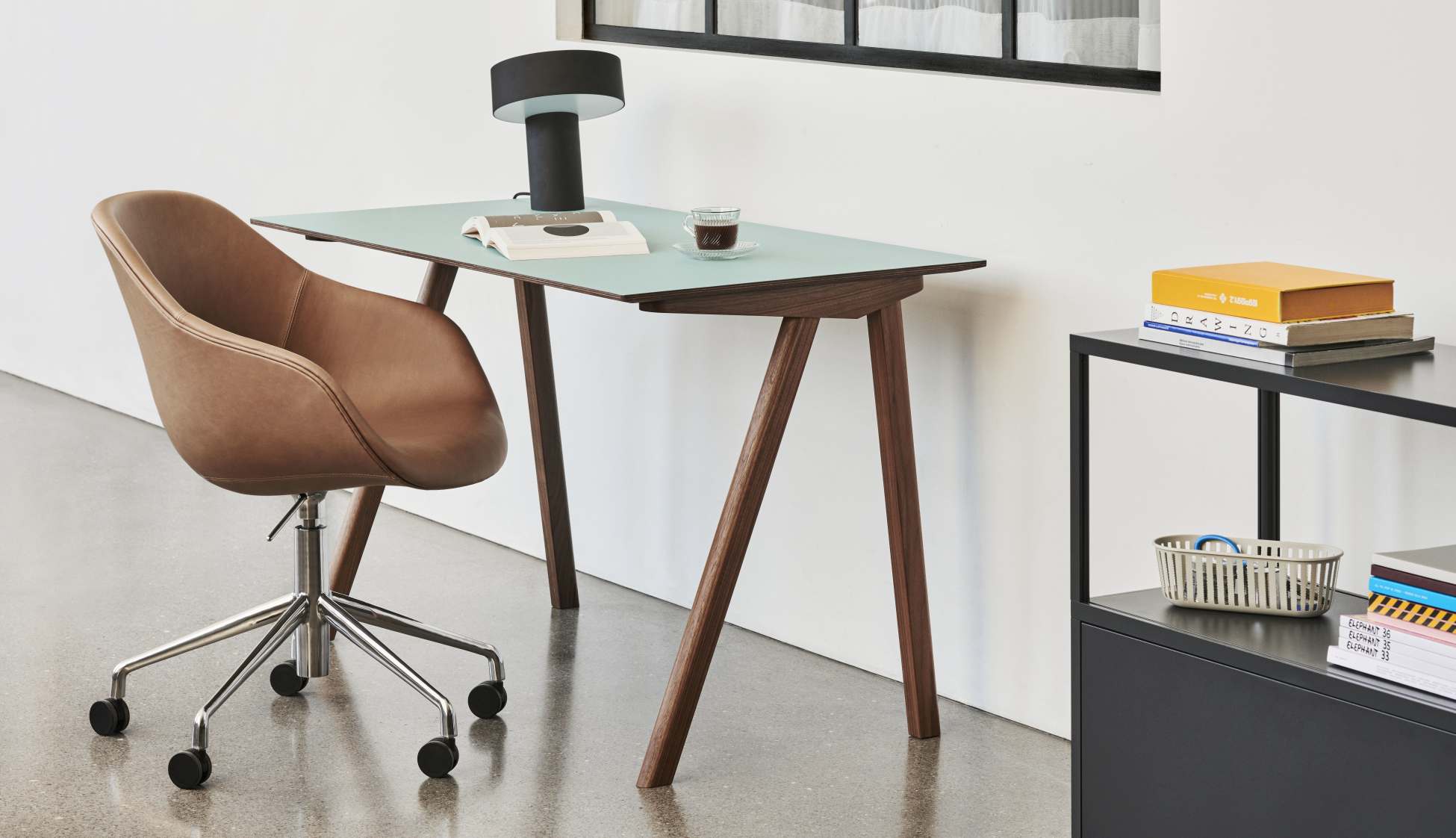 Hay Copenhague CPH 90 Schreibtisch mit mintgrüner Tischplatte und Holzbeinen, kombiniert mit braunem Bürostuhl.