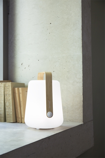 Fermob Balad Lampe mit Bambusgriff, weiße LED Tischleuchte für Innen und Außen.