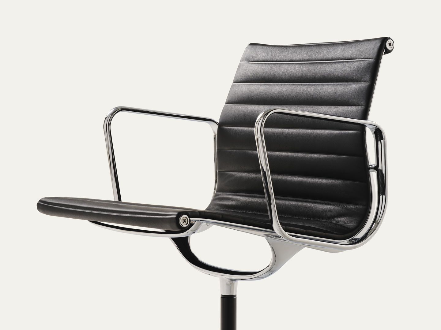 Detailaufnahme des Vitra Aluminium Chair EA 107 mit schwarzem Lederbezug und verchromtem Aluminiumgestell.