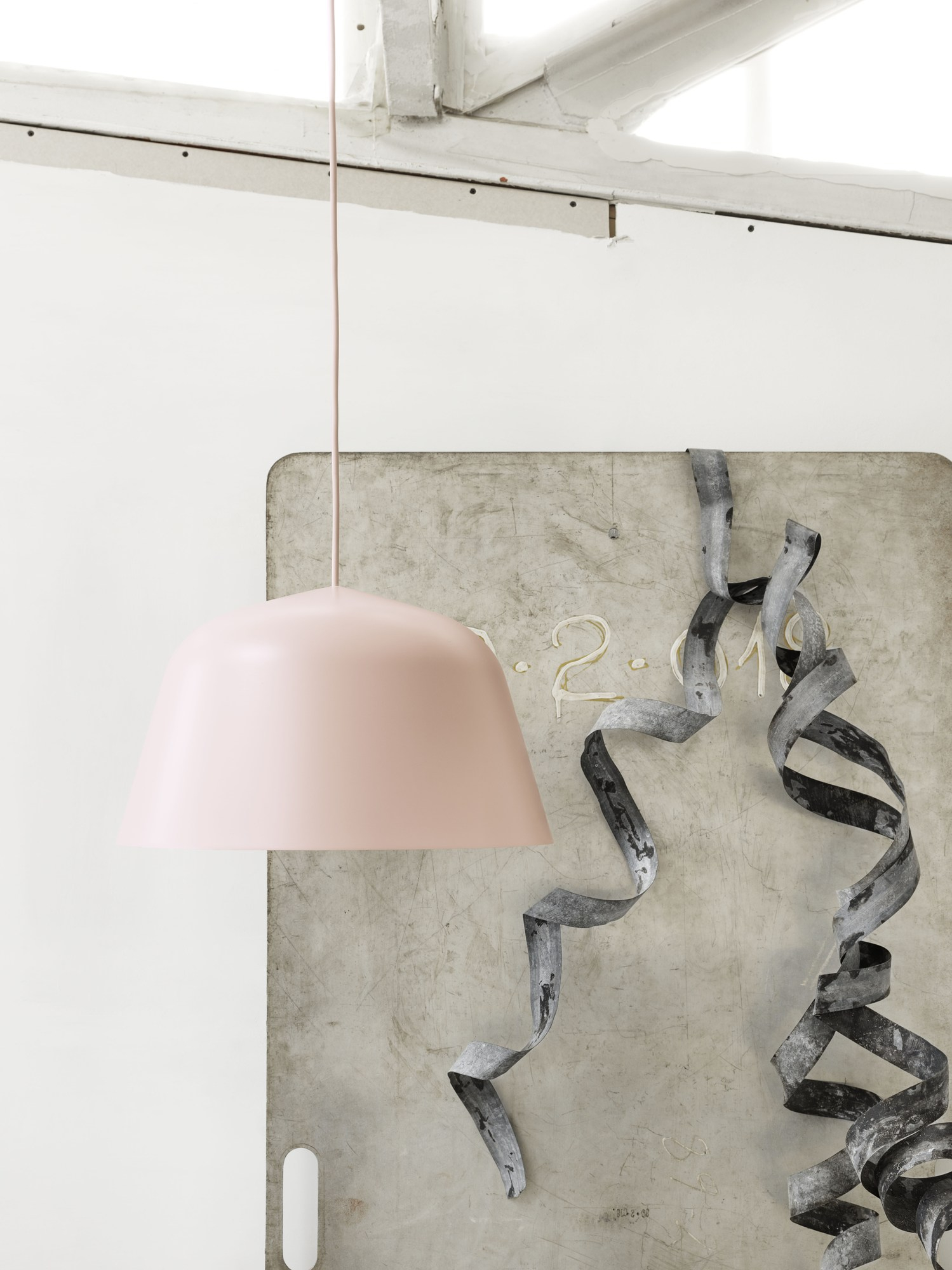 Rosa Ambit Pendelleuchte von Muuto: Moderne Hängelampe für stilvolle Innenraumbeleuchtung.