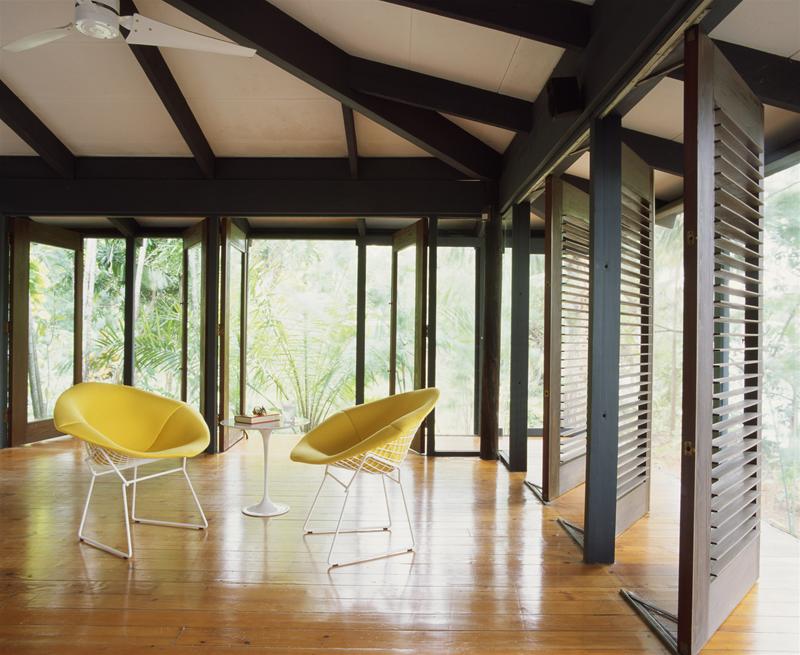 Zwei gelbe Diamond Sessel von Knoll International in einem hellen, modernen Wohnzimmer mit Holzboden.