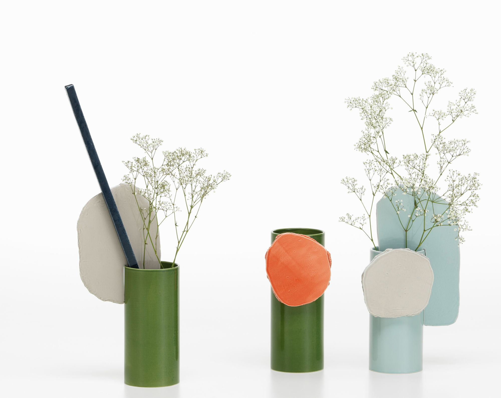 Drei moderne Vitra Découpage Vasen in Grün und Pastelltönen mit Gips und Schleierkraut.