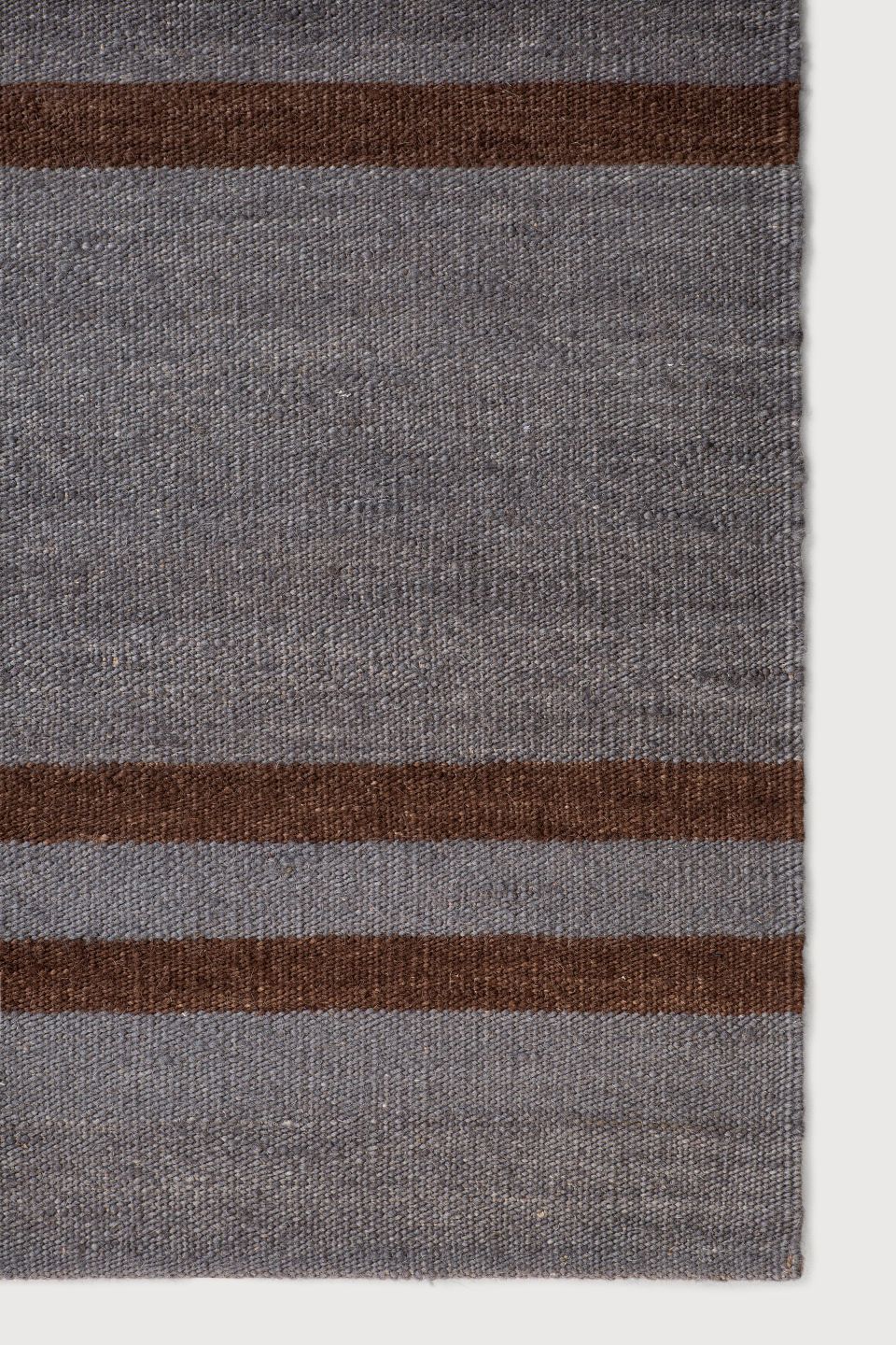 Detailaufnahme: Blauer Kilim Teppich mit braunen Streifen, Ethno-Design, 170x240 cm.