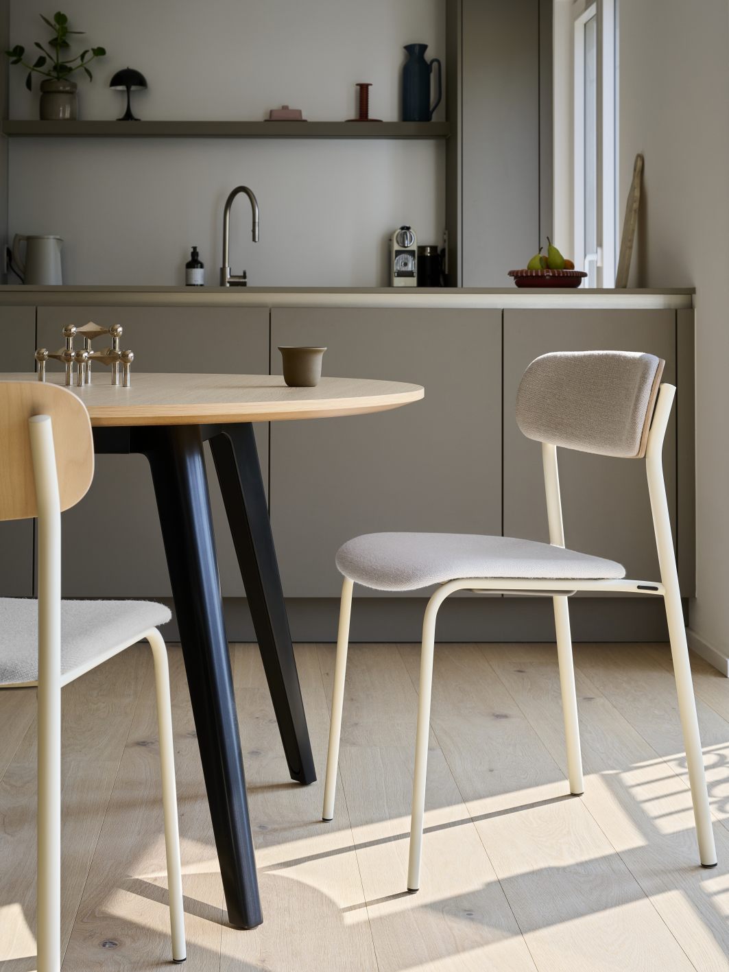 Thonet S 243 SPV Stahlrohrstuhl mit gepolstertem Sitz und Rückenlehne im modernen Küchenambiente.