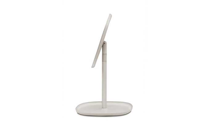 Weißer Flip Spiegel von Normann Copenhagen, seitliche Ansicht. Moderner Tischspiegel mit ovalem Fuß.