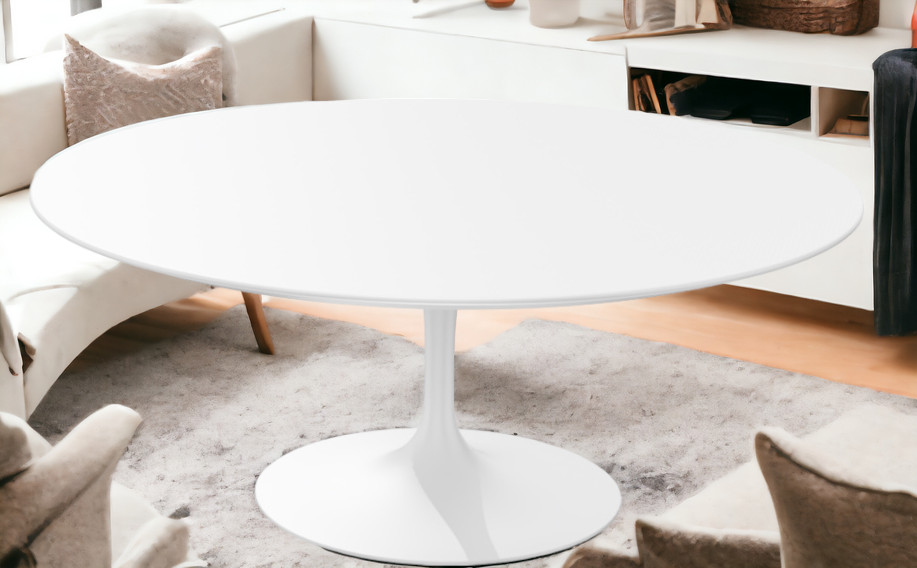 Weißer Saarinen Couchtisch von Knoll International mit runder Tischplatte und zentralem Fuß auf Teppich.