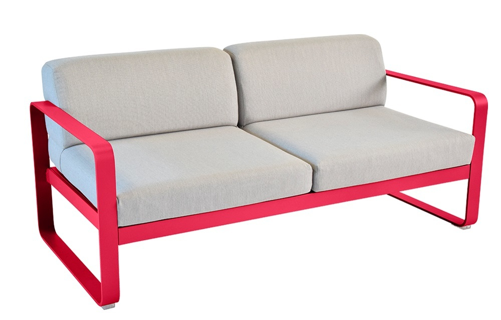 Bellevie 2-Sitzer Sofa von Fermob für den Außenbereich mit rotem Gestell und hellgrauen Polstern.