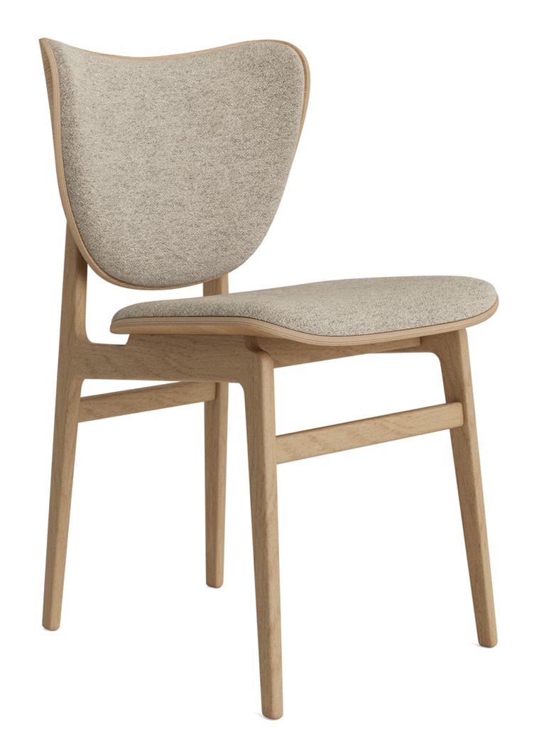 NORR11 Elephant Dining Chair, Frontansicht, gepolstert mit hellgrauem Stoff und hellem Holzgestell.