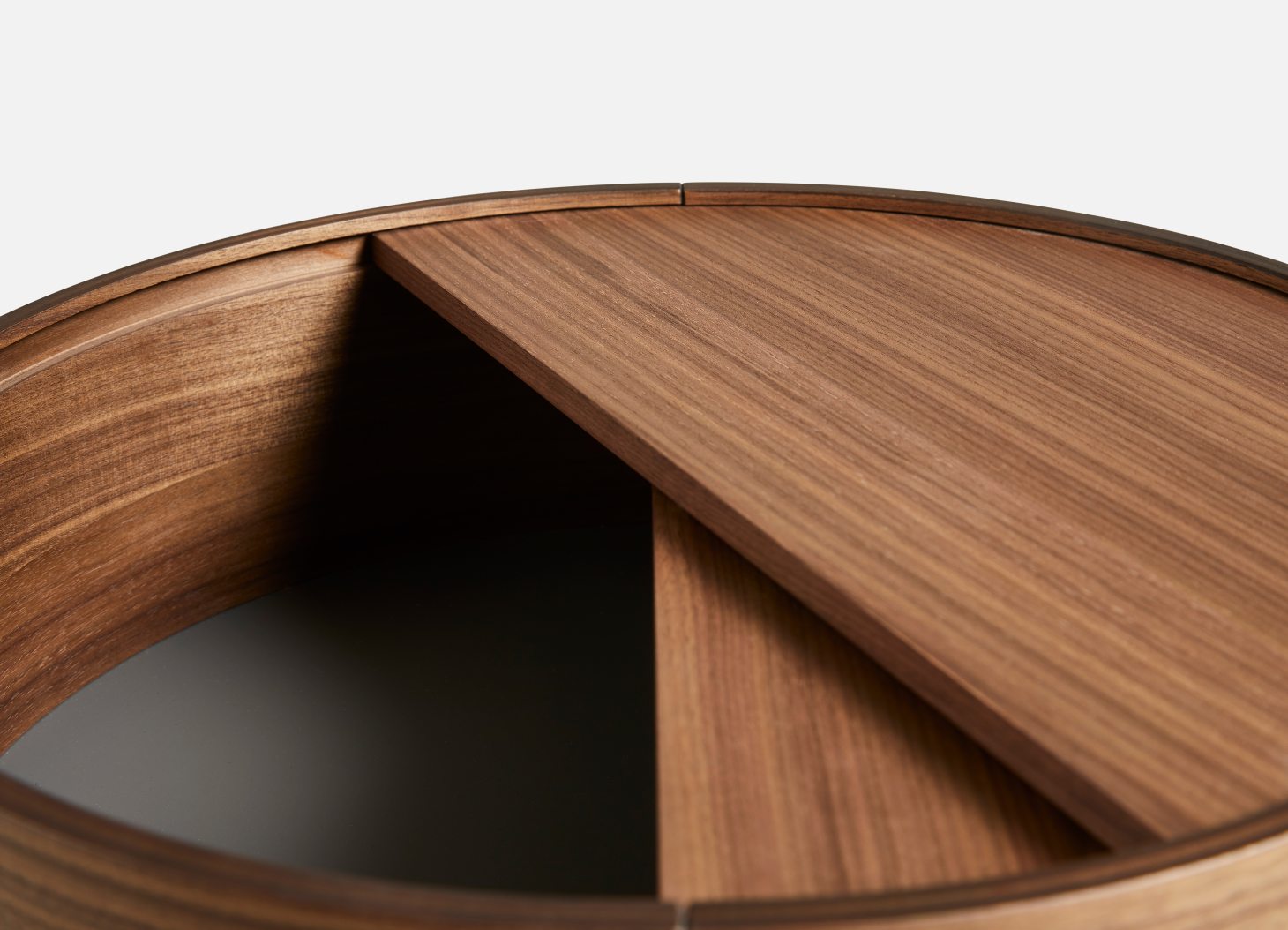 Detailaufnahme: Woud Arc Beistelltisch Walnuss, runder Holztisch mit Stauraum, modernes Design.