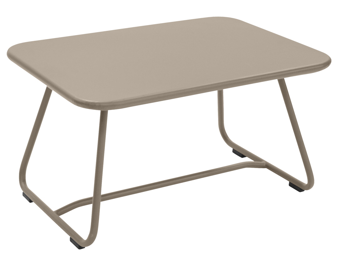 Beigefarbener Sixties Outdoor-Tisch von Fermob, ein moderner, niedriger Gartentisch mit minimalistischem Design für Terrasse und Balkon.
