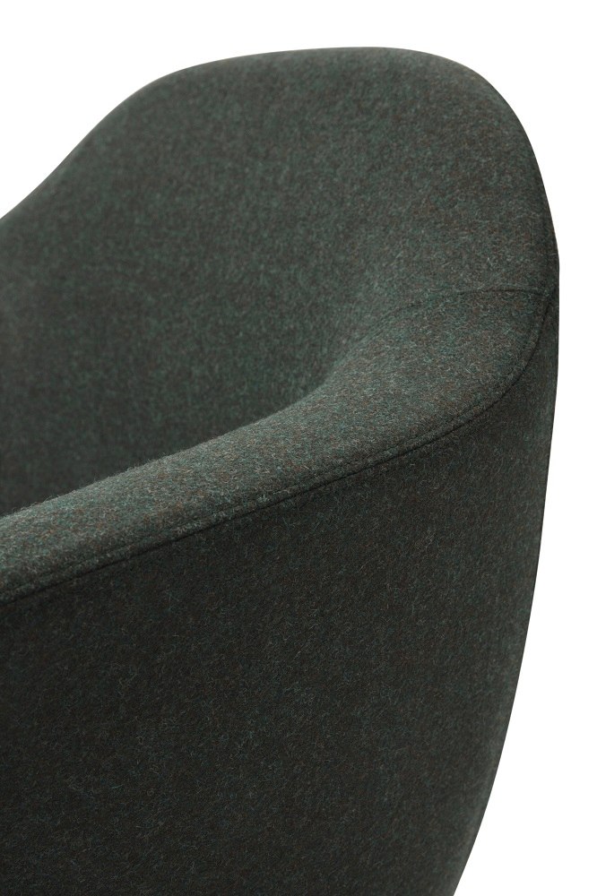 Detailaufnahme des Sum Lounge Armchair Sessels von Normann Copenhagen mit dunkelgrünem Wollstoffbezug.