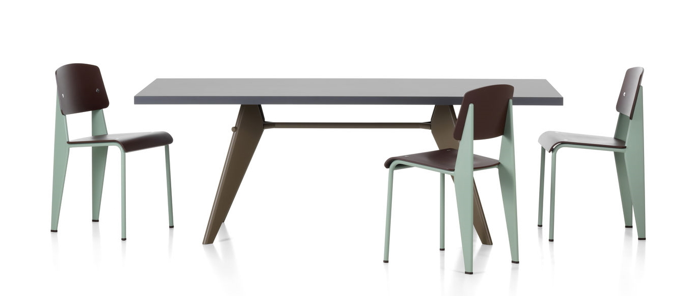Vitra Standard SP Stühle in Braun und Grün mit Esstisch auf weißem Hintergrund.