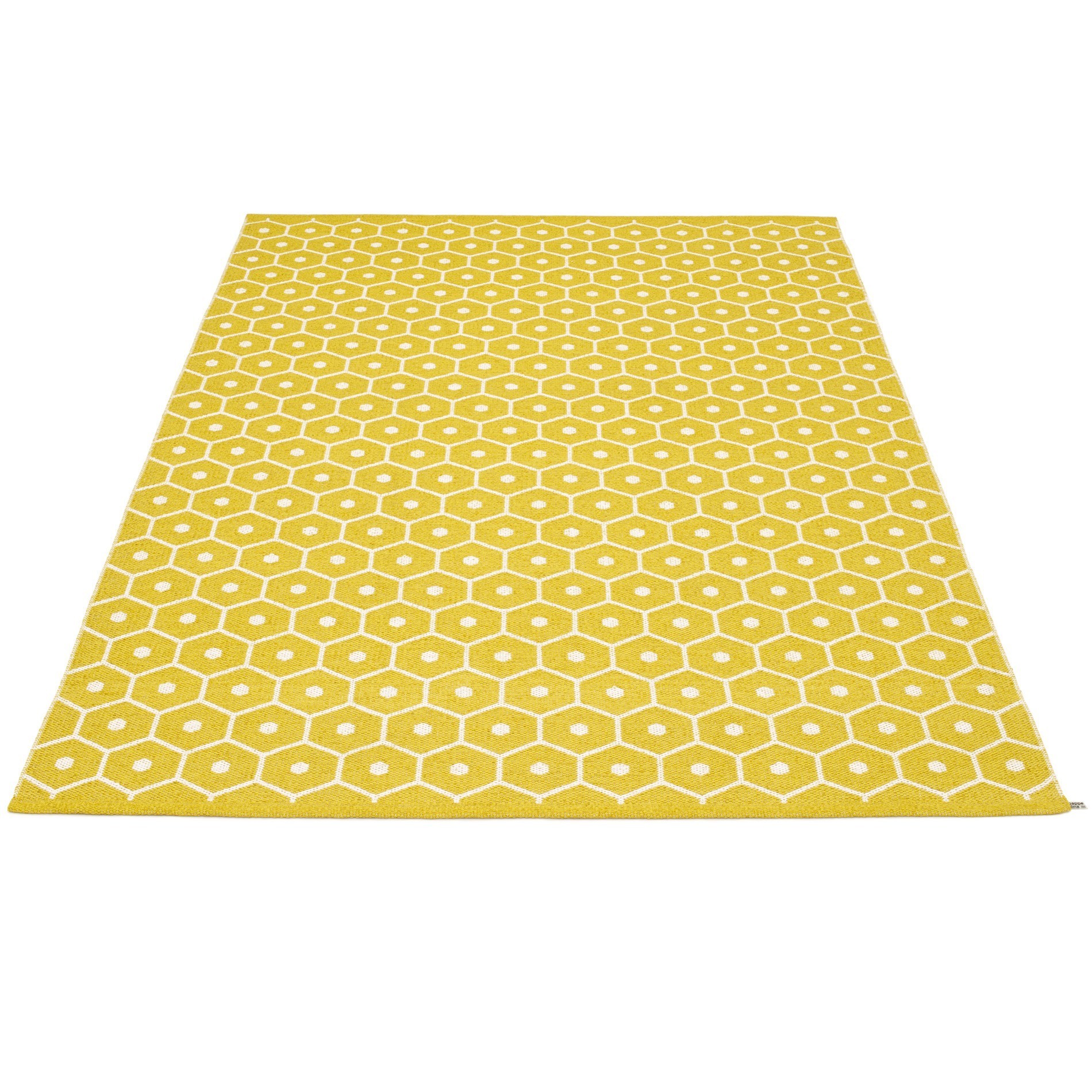 Senffarbener Honey Kunststoffteppich von Pappelina (180x260 cm) mit geometrischem Wabenmuster für Innen- und Außenbereich.