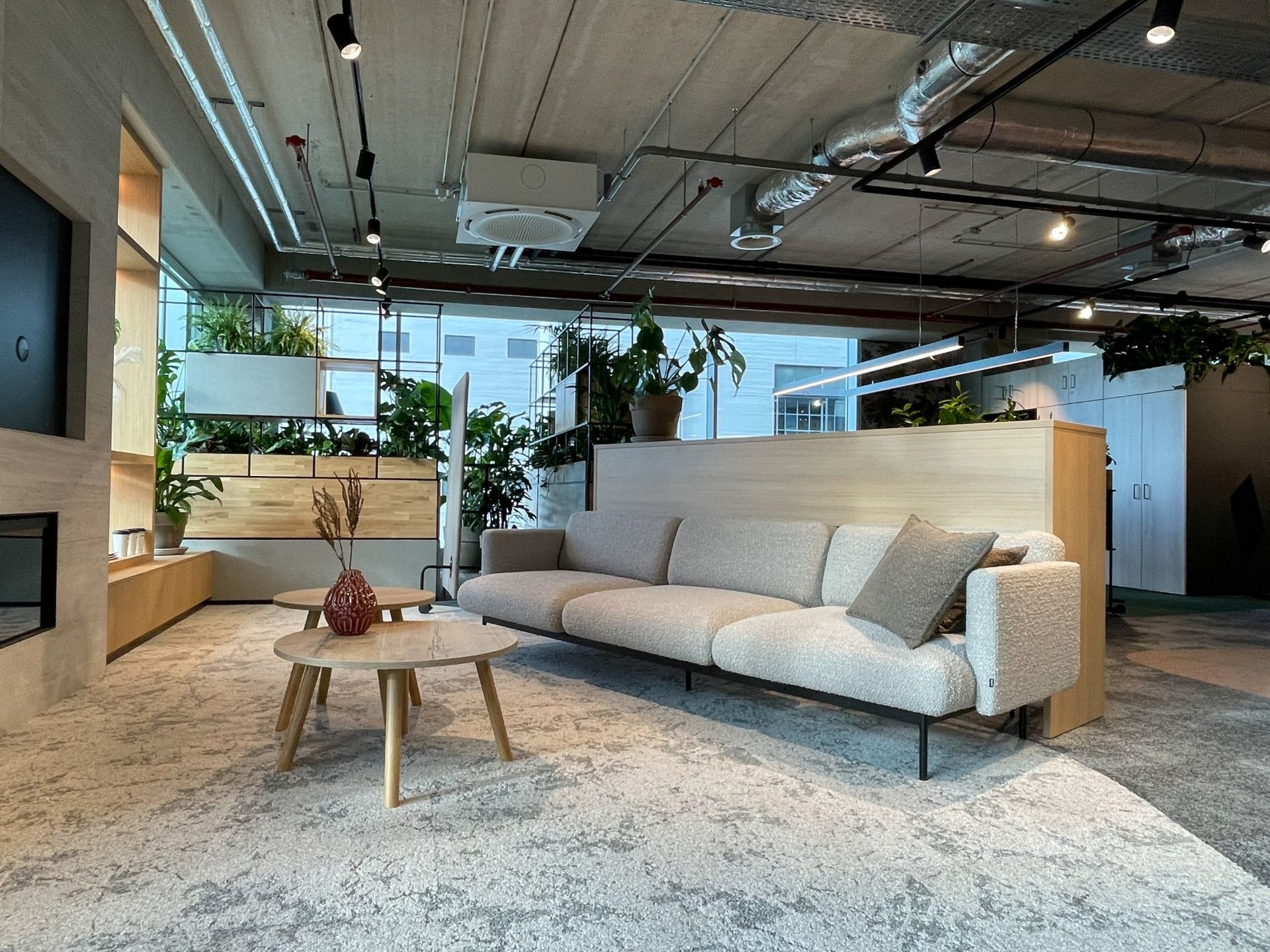 Beige fora FR 423 Sofa, einladender 3-Sitzer für Büro und Wohnzimmer, moderne Couch mit Textilbezug.