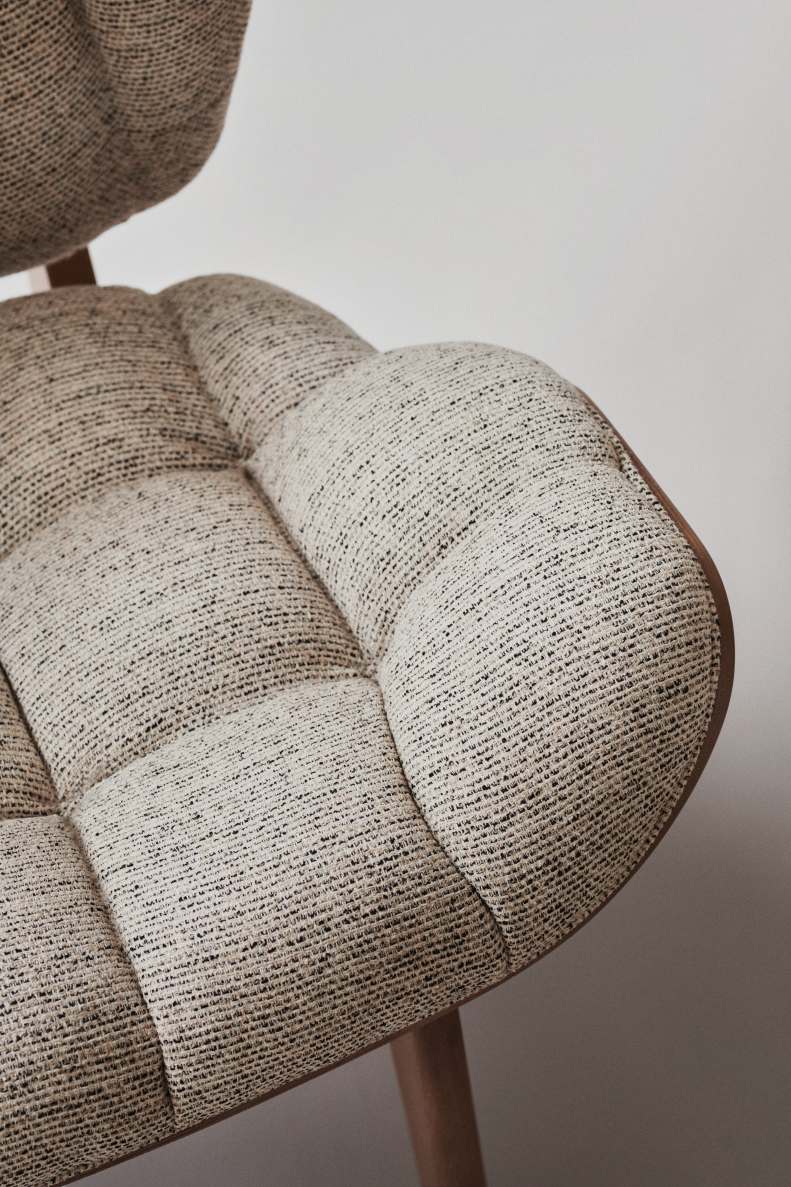 Detailaufnahme vom NORR11 Mammoth Chair Sessel mit beigem Stoffbezug und gesteppter Polsterung.