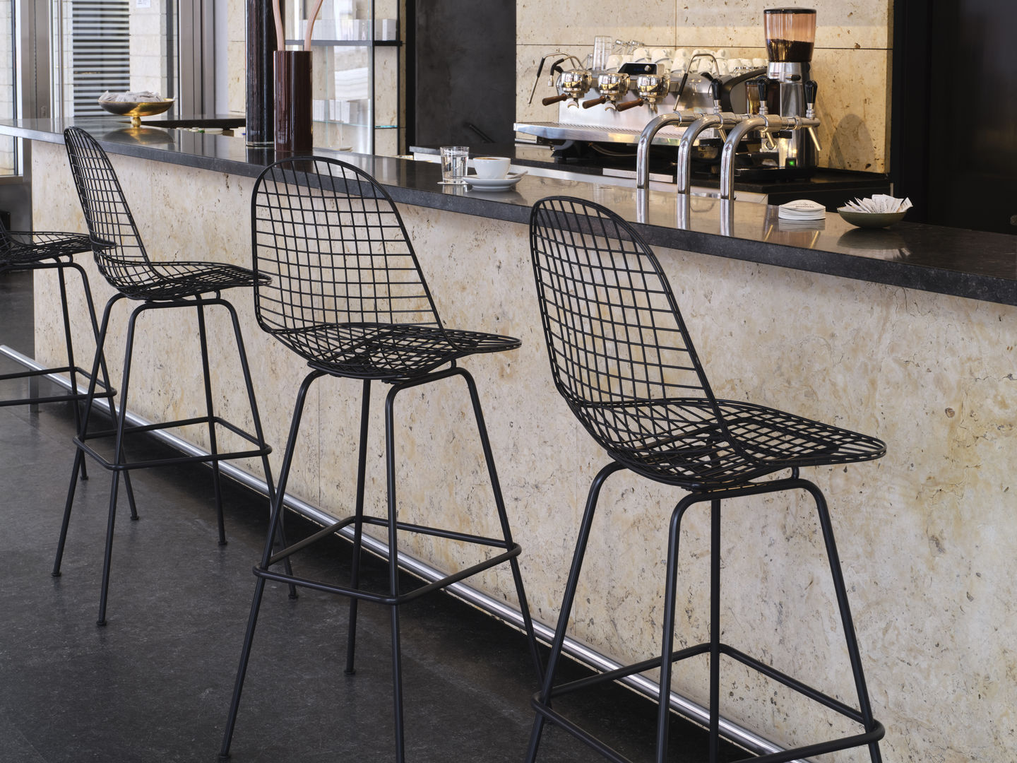 Eames Wire Bar Stool Barhocker High von Vitra, schwarzes Drahtgestell mit Sitzpolster, für moderne Bar.