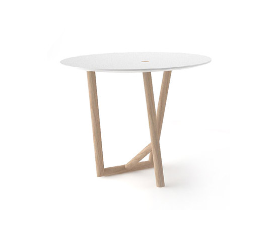 Weißer Klara Tisch von Moroso mit rundem Tischblatt und hellem Holzgestell. Beistelltisch für moderne Wohnräume.