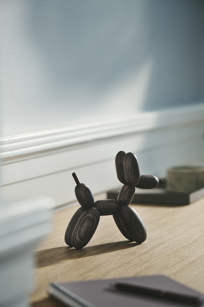 Holzfigur Ballonhund von Boyhood, ein dekoratives EINZELSTÜCK aus dunklem Holz für Kinderzimmer.