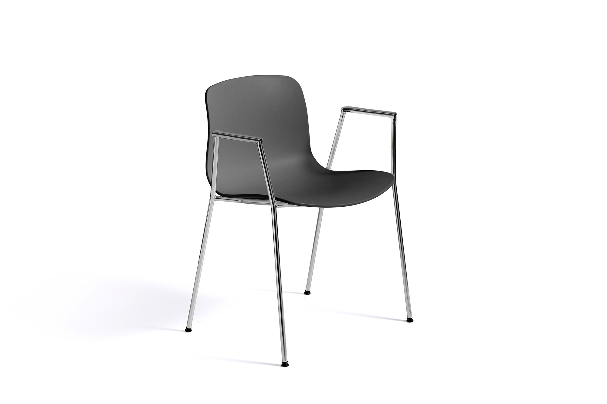Schwarzer About a Chair AAC18 Stuhl von Hay mit Armlehnen und verchromtem Gestell.