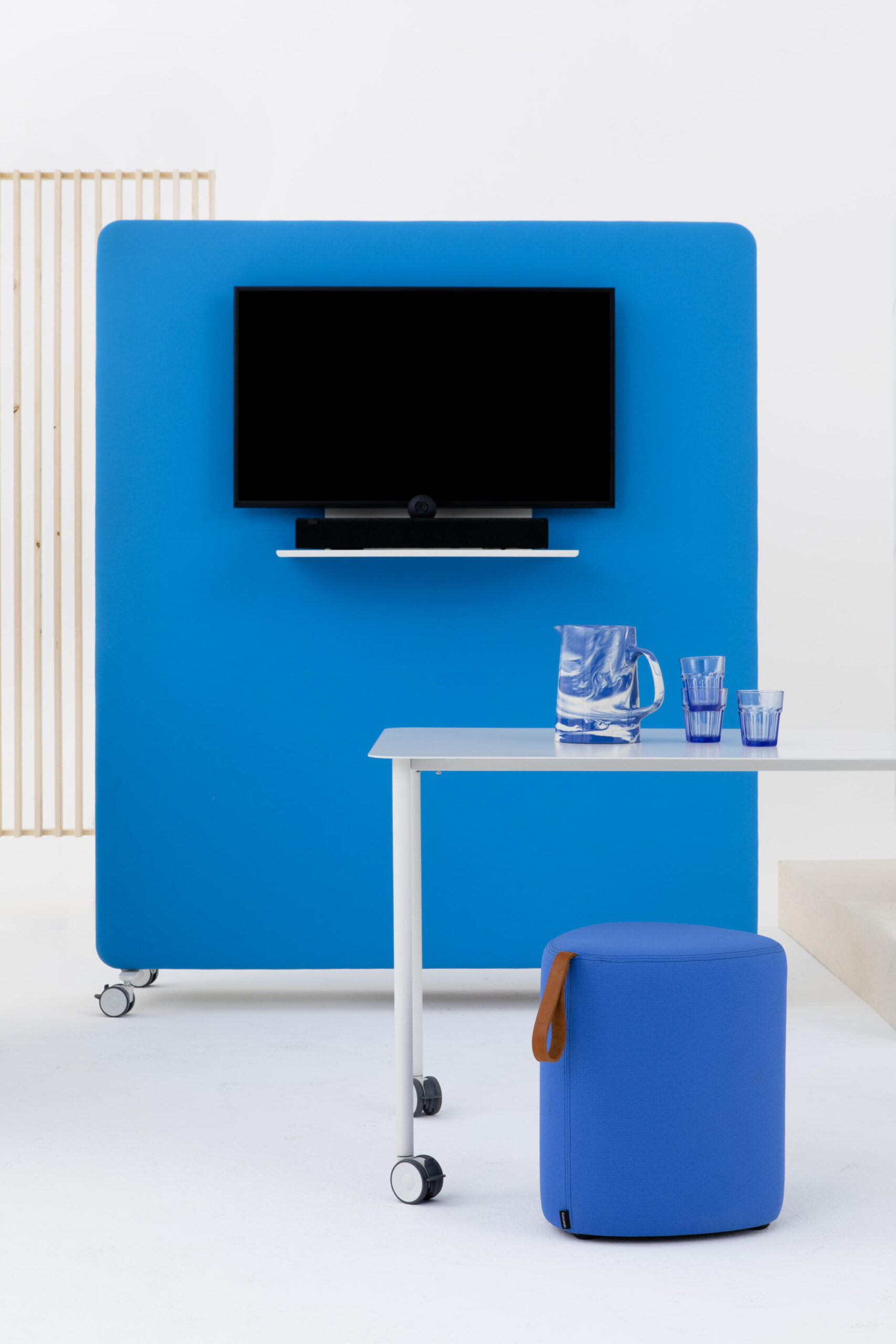 Blauer Cascando Pillow Space Akustik Raumteiler mit TV, Tisch, Hocker für Büro und Konferenzraum.