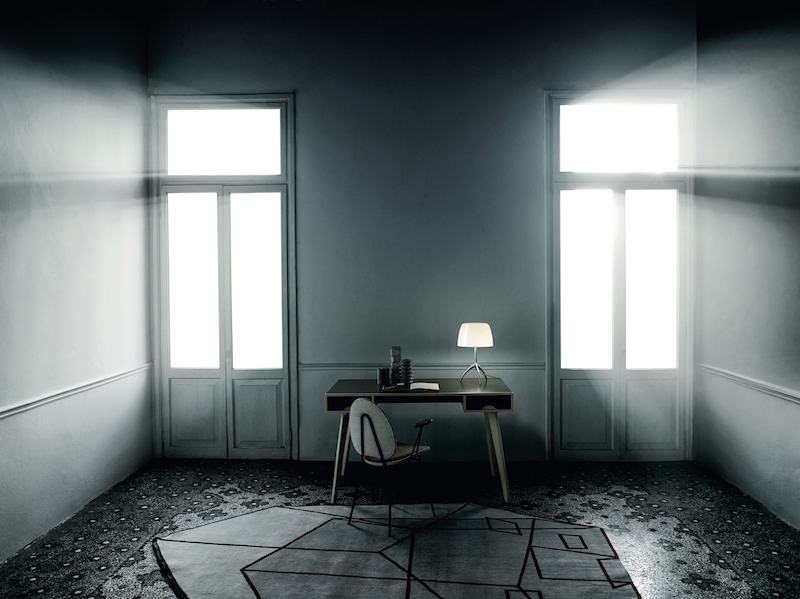 Lumiere Tischleuchte von Foscarini auf Schreibtisch in einem Raum mit Fenstern. Design Lampe.