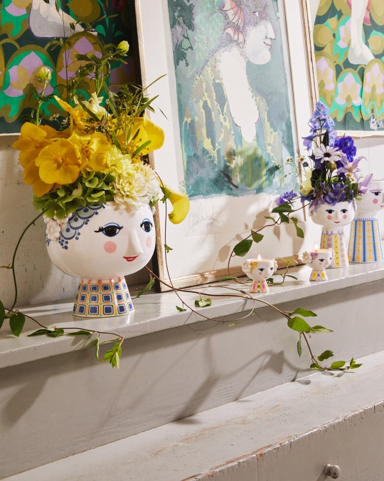 Bjorn Wiinblad Eva Teelichthalter und Vase mit Blumen auf einem Kaminsims, dekorative Wohnaccessoires.