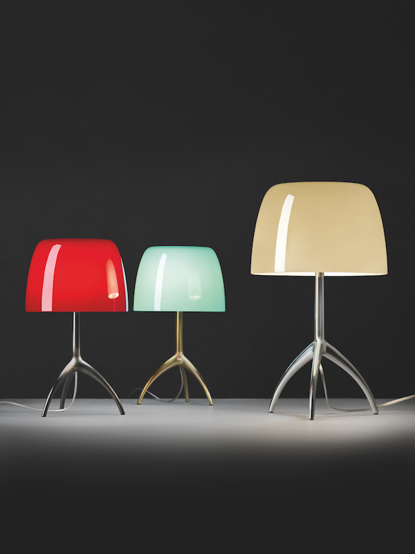 Lumiere Tischleuchte mit Aluminiumfuß und farbigem Lampenschirm, dimmbare Beleuchtung für Wohnraum.