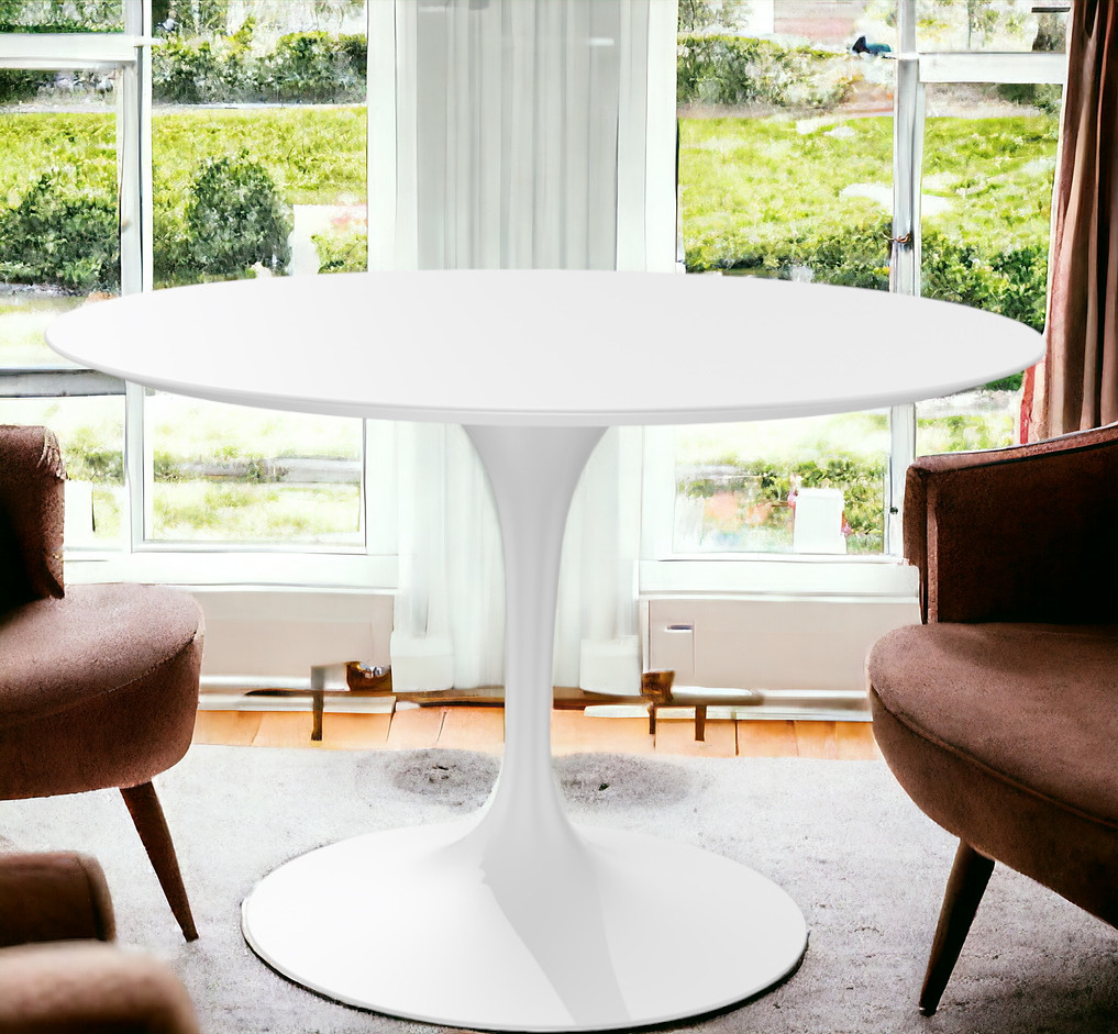 Weißer Saarinen Esstisch von Knoll International mit runder Tischplatte und Trompetenfuß, Höhe 73 cm.