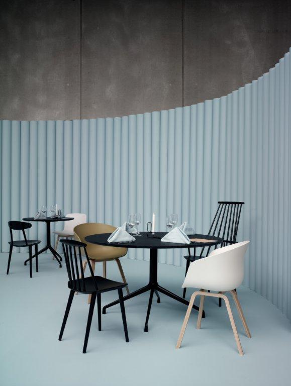 Schwarzer About A Table AAT15 Tisch von Hay mit Stühlen in modernem Ambiente.