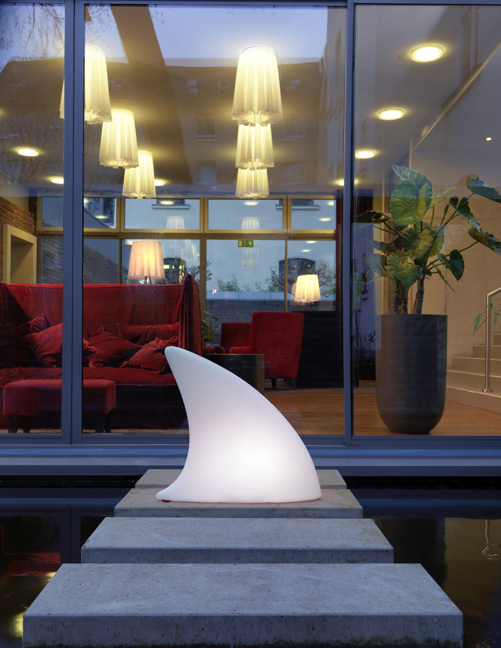 Moree Shark Bodenleuchte in Weiß, Haifischflossen Design, moderne Gartenleuchte für den Außenbereich.