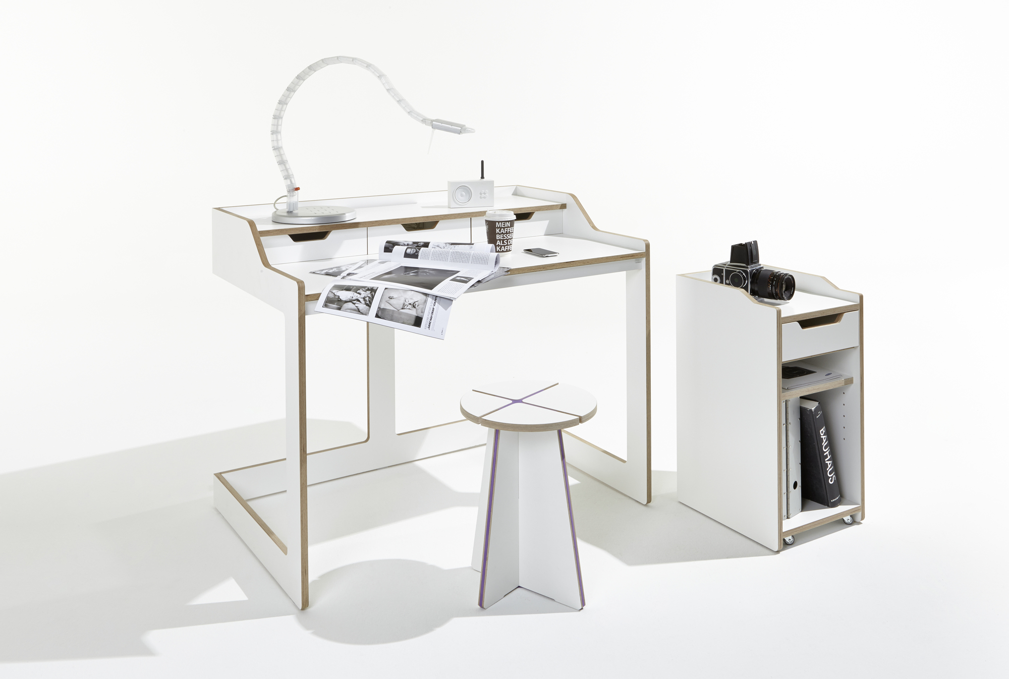 Weißer Plane Sekretär von Müller Möbelwerkstätten mit Hocker und Rollcontainer im minimalistischen Design.
