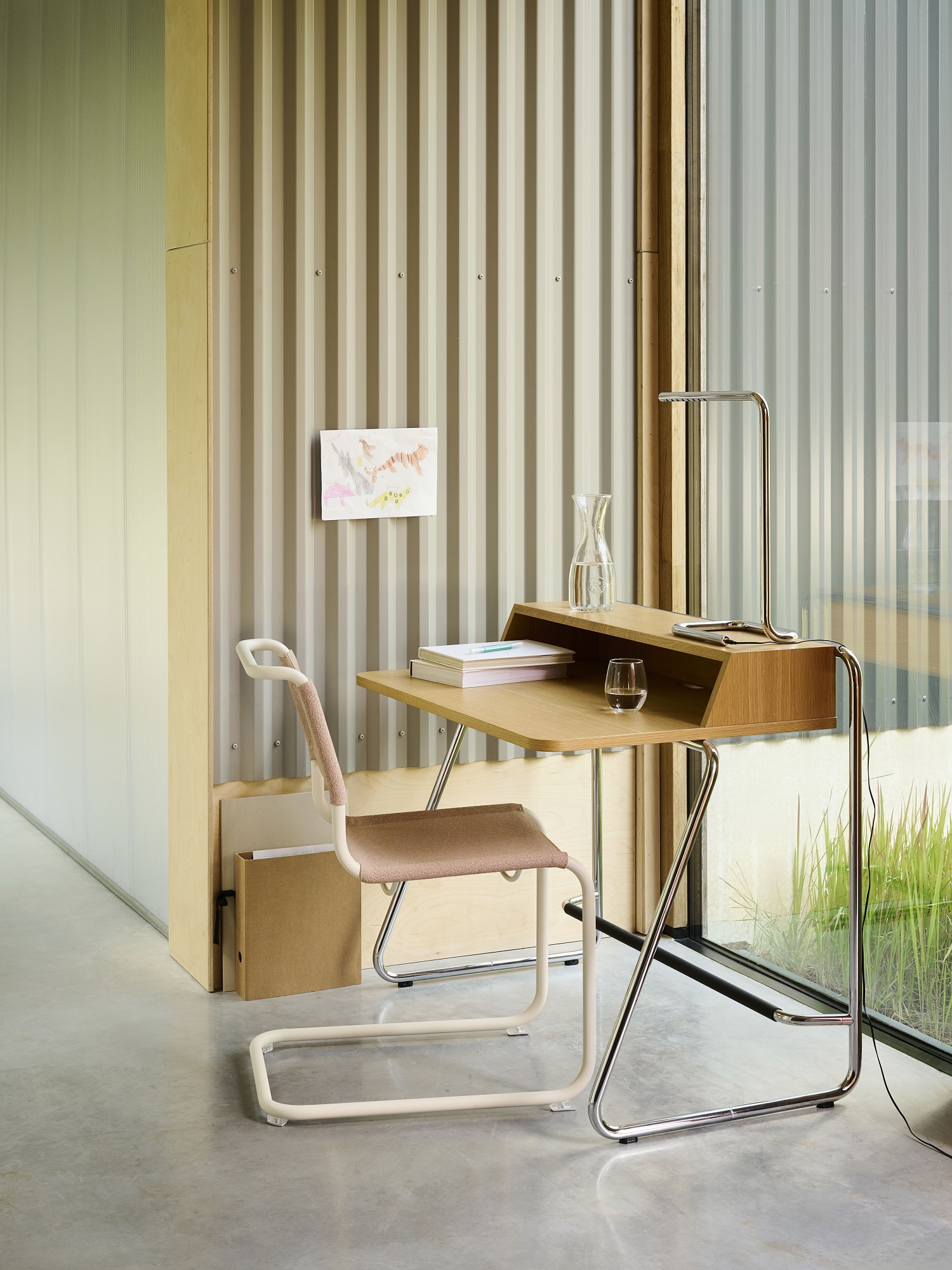Thonet S 33 V Freischwinger mit Schreibtisch in hellem Holz und Stahlrohr vor Fenster.