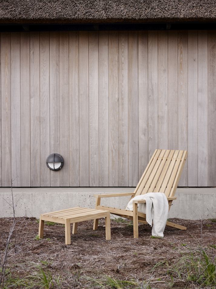Holzliege mit Hocker "Between Lines Stool" von Skagerak by Fritz Hansen für den Garten.