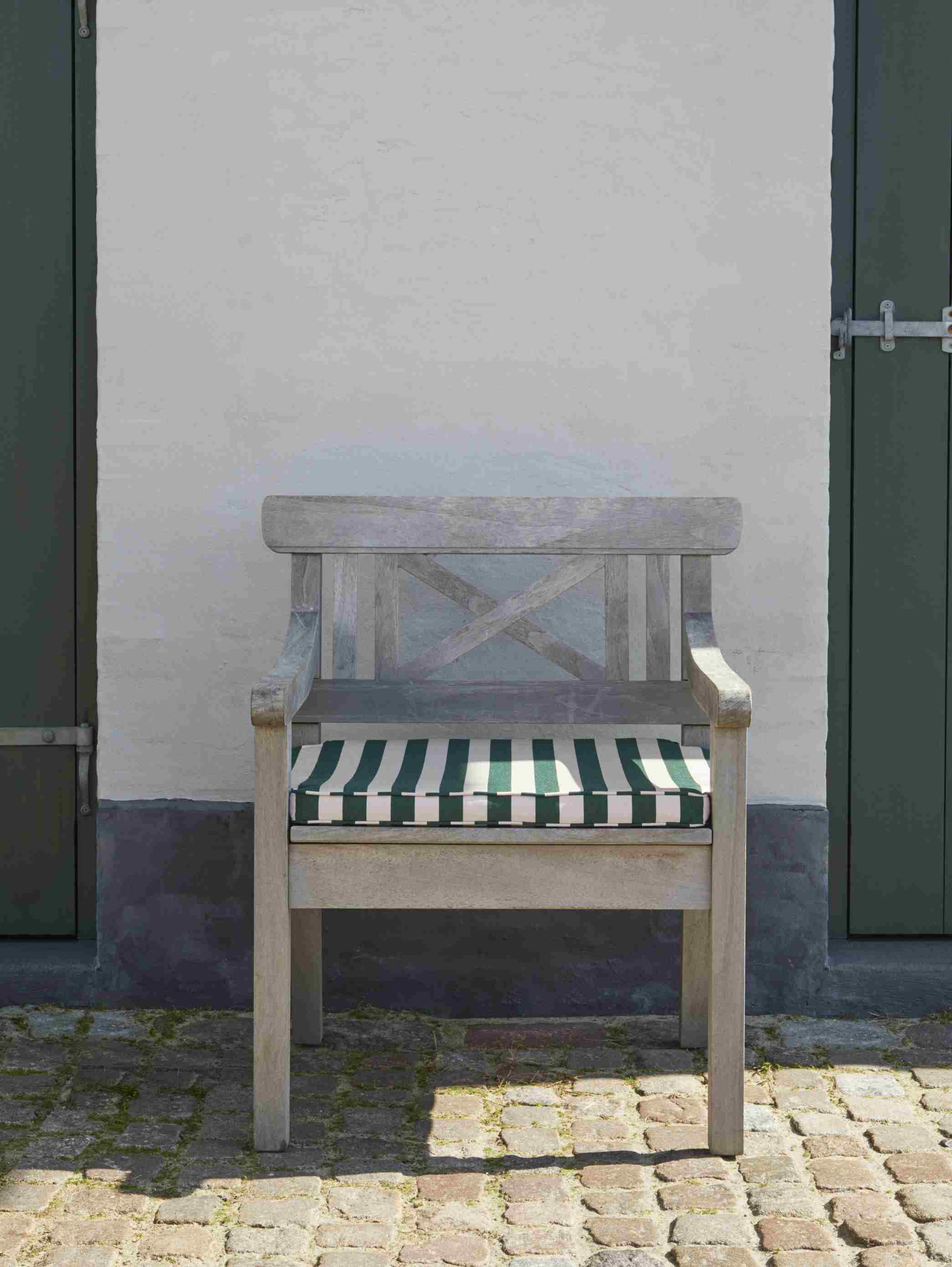 Drachmann Stuhl mit gestreiftem Sitzkissen (Zitrone/Sand) von Skagerak by Fritz Hansen für den Outdoor-Bereich.