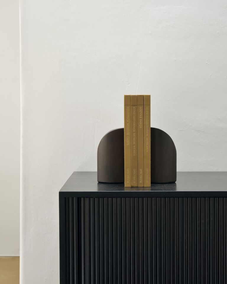 Roller Max Anrichte von Ethnicraft: Schwarzes Sideboard aus Teakholz mit zwei Türen und Dekorationsgegenständen.