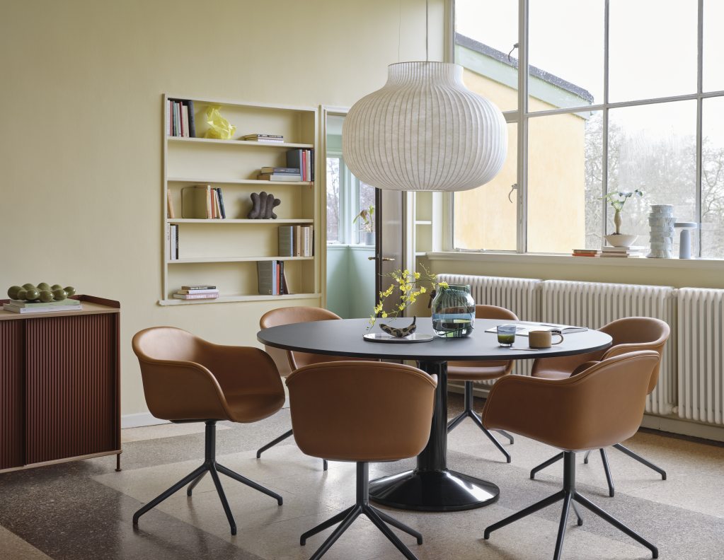 Esszimmer mit Muuto Enfold Sideboard, Esstisch, Stühlen und Hängelampe in modernem Design.
