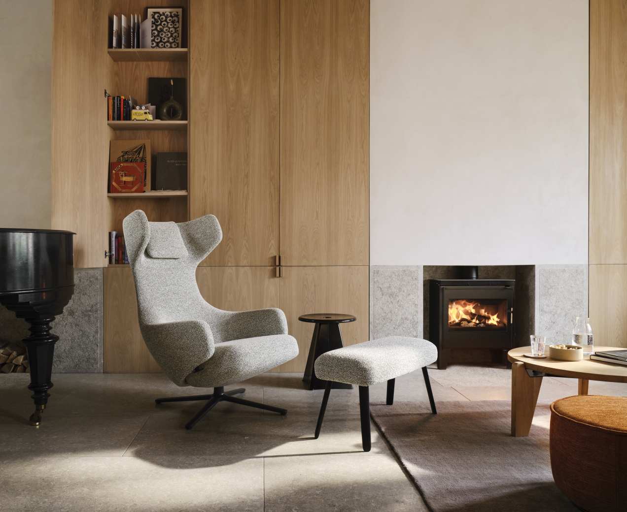 Grauer Grand Repos Sessel von Vitra mit Panchina B Hocker in modernem Wohnzimmer.