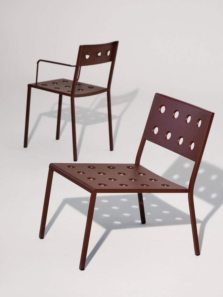 Hay Balcony Stuhl für den Außenbereich in Braun, minimalistisches Design mit runden Aussparungen.