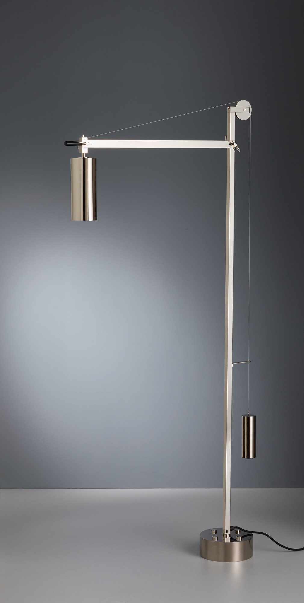 Nahaufnahme der Bauhaus BH 23 Stehleuchte von Tecnolumen mit Gegengewicht und minimalistischem Design.