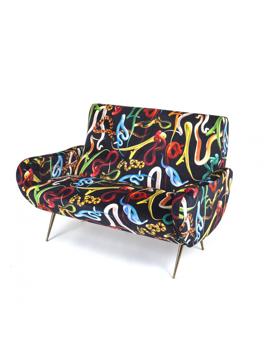 Toiletpaper 2-Sitzer-Sofa Snakes Seletti mit schwarzem Samtbezug und bunten Schlangenmuster, goldenen Füßen, modernes Wohnzimmer Sofa.