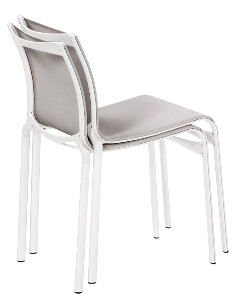 Bigframe Stuhl: Stapelbare Stühle mit weißem Rahmen und grauer Sitzfläche, ideal für moderne Einrichtungen.
