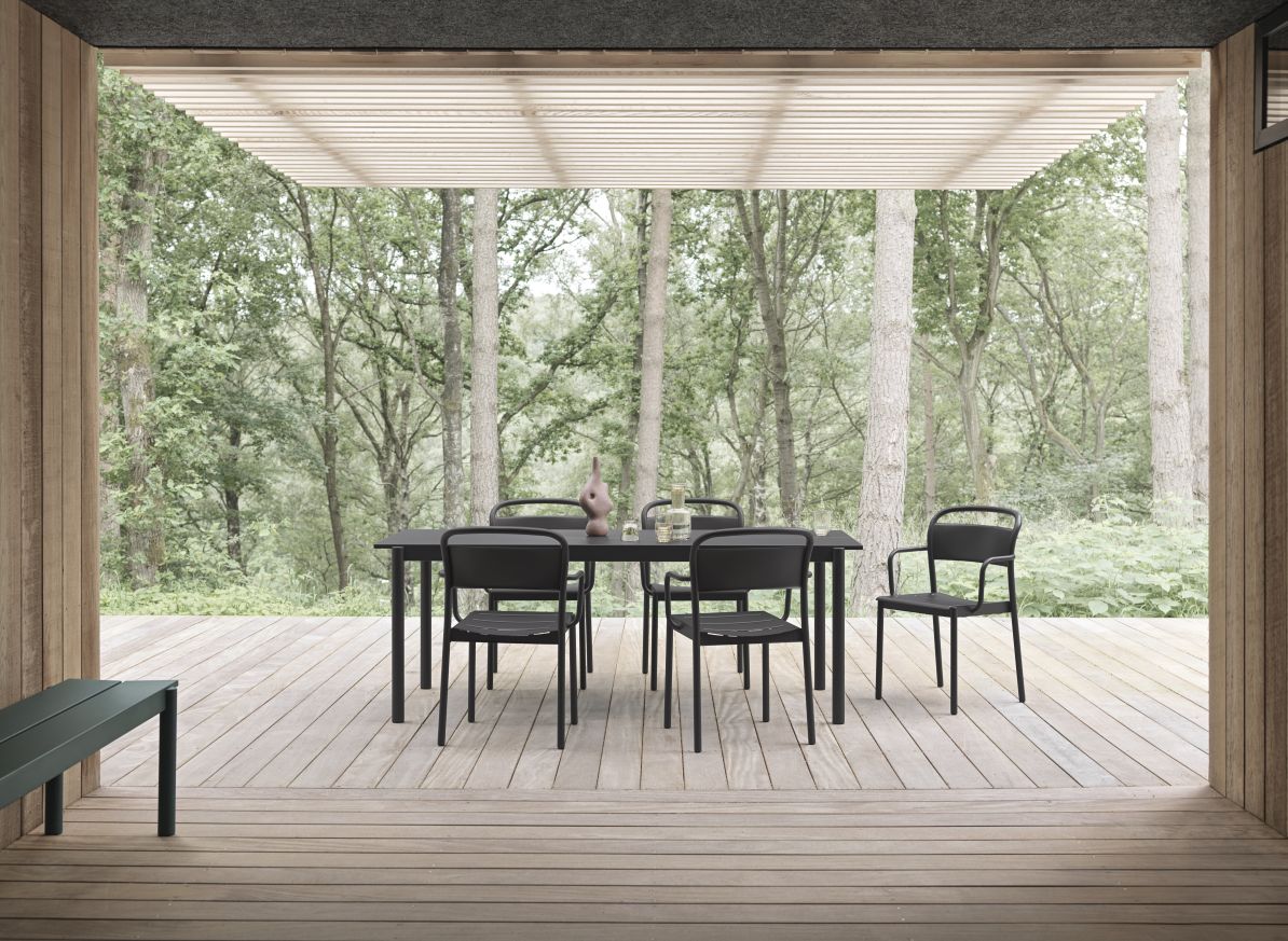 Schwarzer Linear Steel Outdoor Stuhl von Muuto am Esstisch auf einer Holzterrasse.