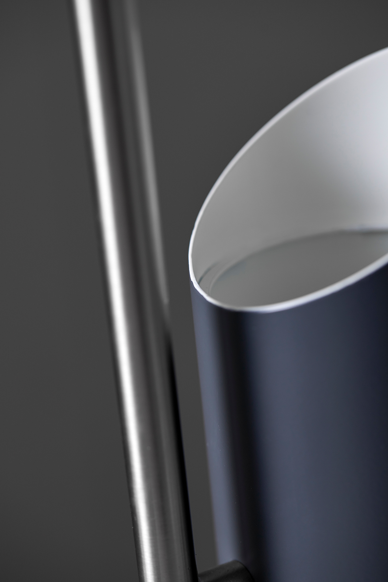Detailaufnahme: Verpan Reflect Tischleuchte in Matt Rot, modernes Design, stimmungsvolle Beleuchtung.