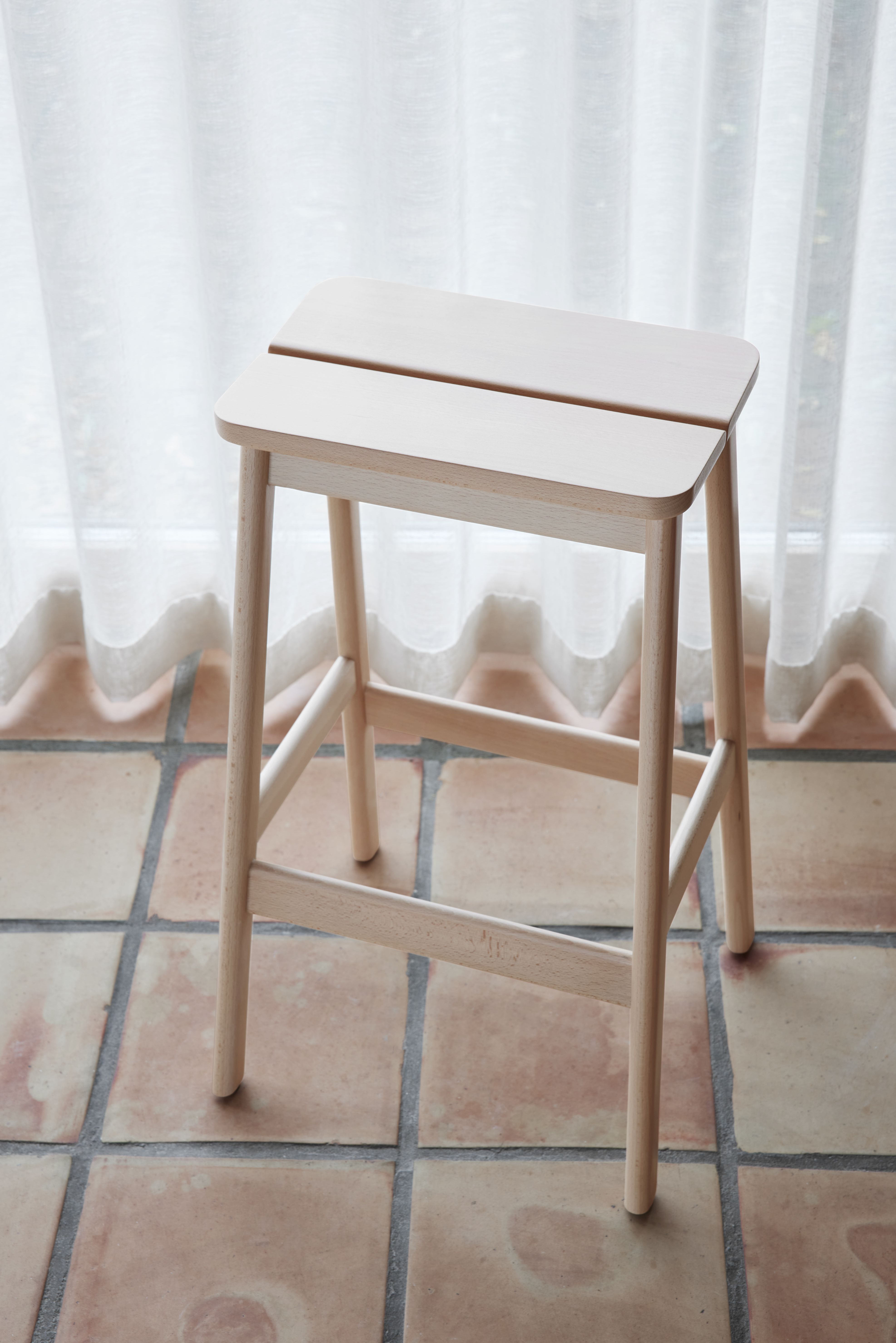 Angle Standard Barhocker von Form & Refine, helles Holz, minimalistisches Design für Küche oder Bar.