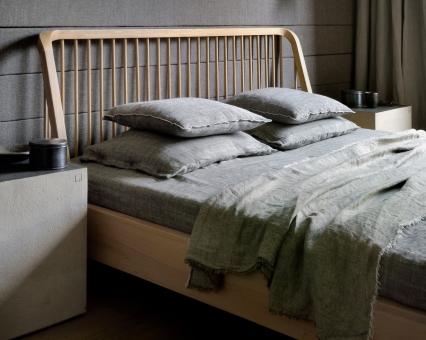 Helles Holz Bett mit grauer Leinen Bettwäsche, Kissen und Tagesdecke für Schlafzimmer Einrichtung.